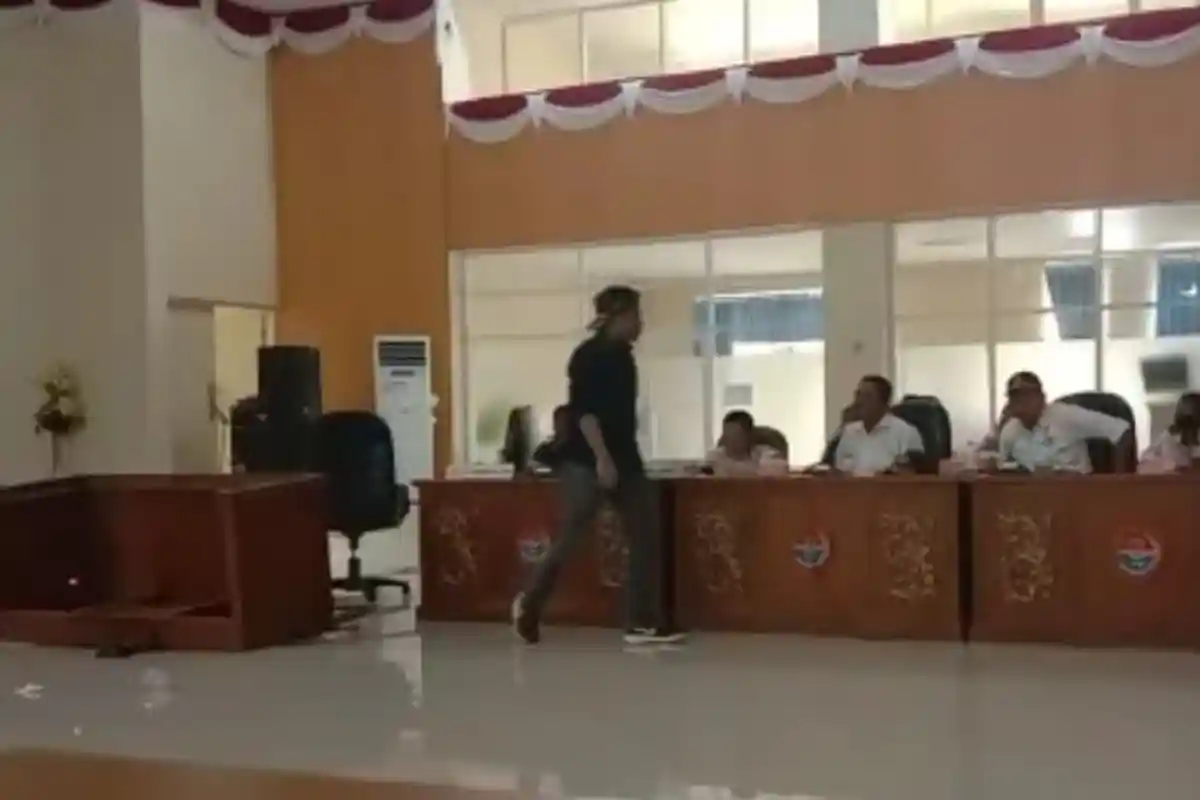 BREAKING NEWS: Legislator Balut  Banting Meja Saat RDP Masalah Penambangan Pasir dengan Mahasiswa