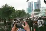 ricuh-demo-tolak-UU-TNI-di-depan-Gedung-Grahadi-Surabaya.jpg