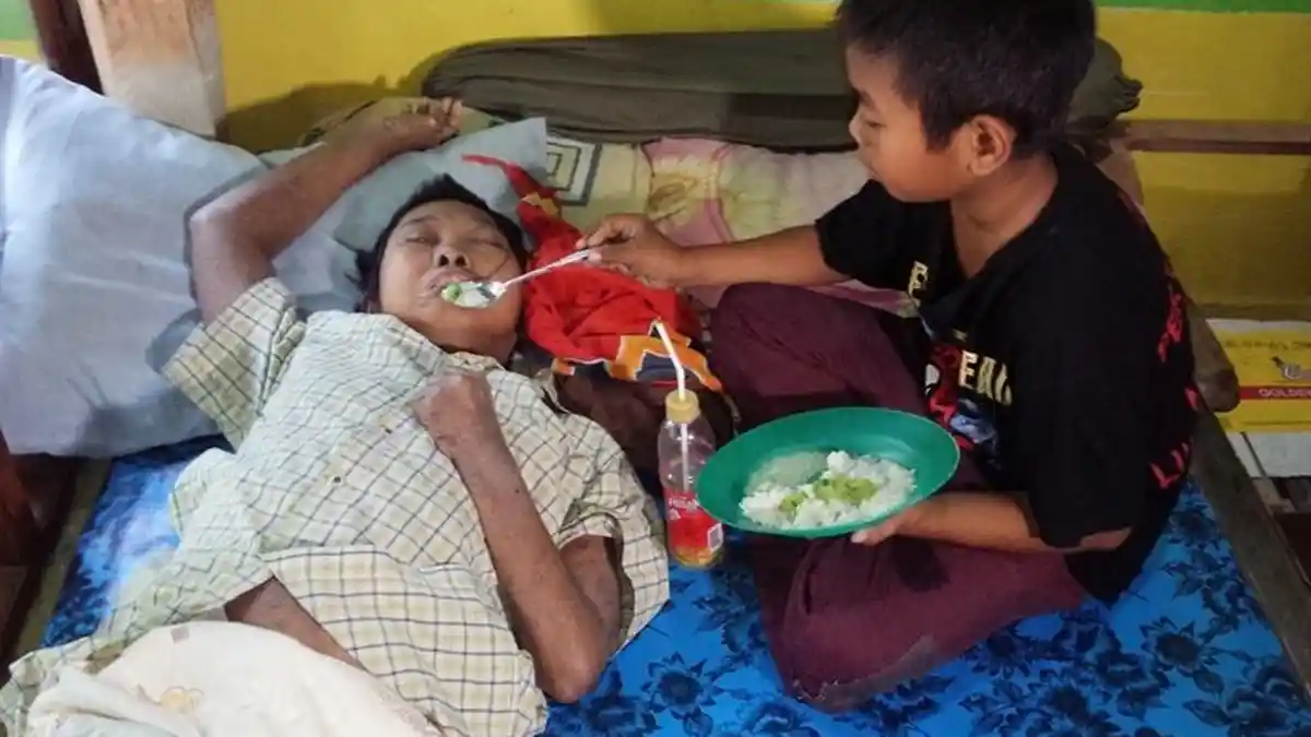 KISAH MENGHARUKAN, Bocah SD Merawat Ibunya Sakit Stroke, Sang Ibu hanya Bisa Terbaring di Ranjang