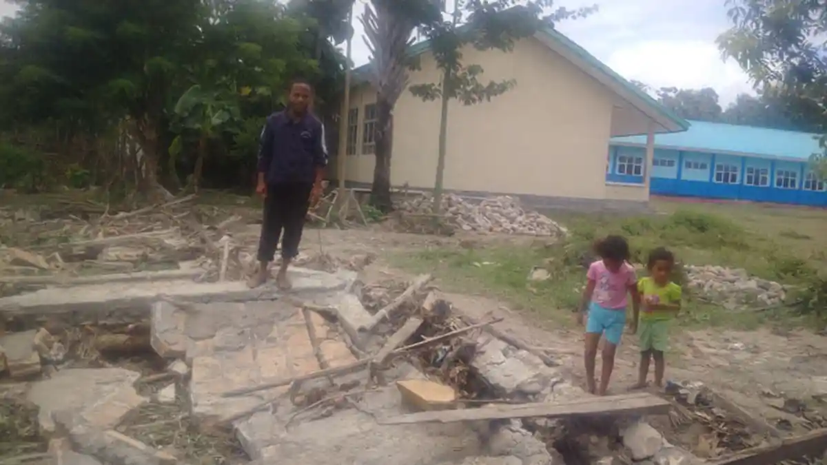 Ini yang Terjadi Saat Banjir Menerjang di SMP Negeri Batu Putih Ambruk