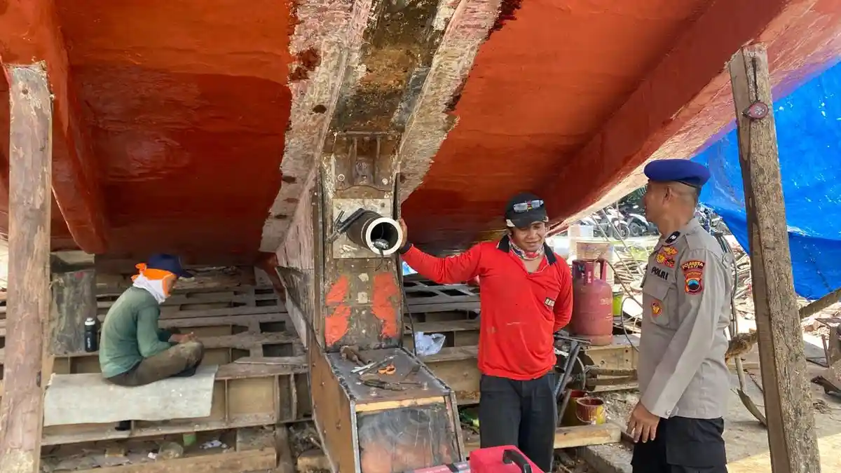 Antisipasi Kebakaran, Polisi Periksa Prosedur Keselamatan Pekerja Las di Pelabuhan Pati - Tribunjateng.com