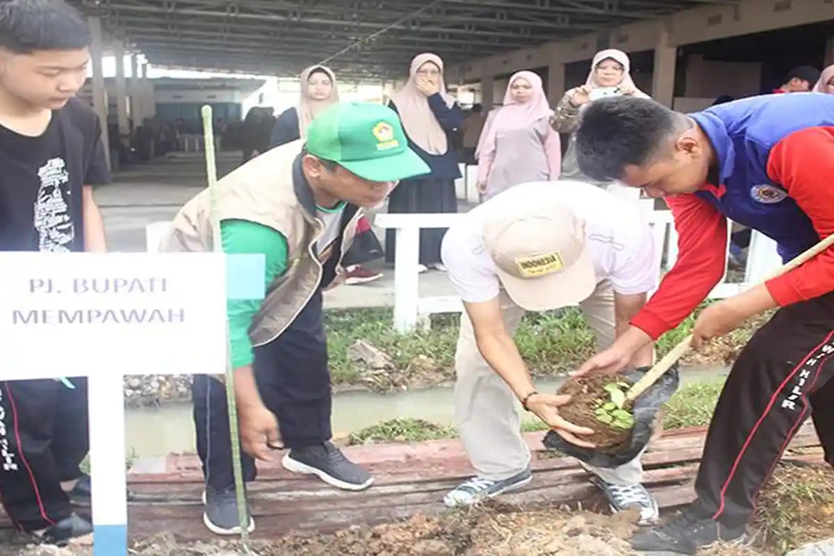 Tanam Pohon Bersama SMKN 1 Mempawah Hilir, LDII Kalbar Peduli Lingkungan Menuju Sekolah Adiwiyata