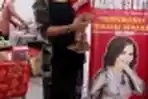 Melanie Ricardo Buka Warung Si Butet