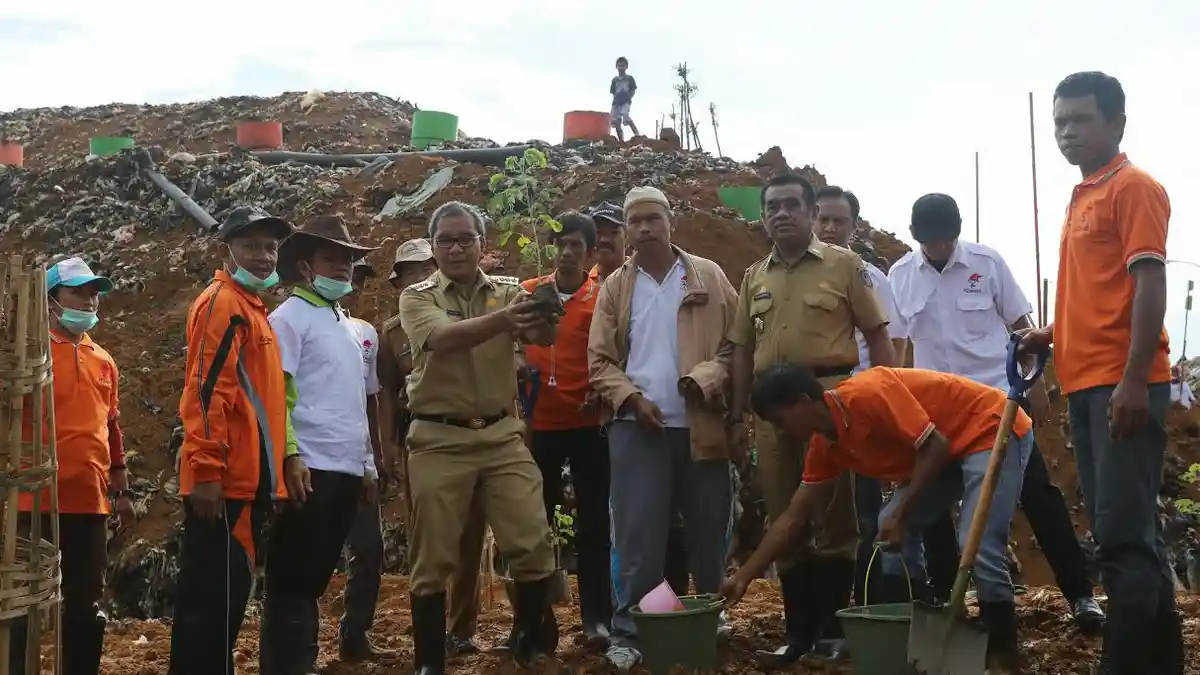 Danny Pomanto Mulai Tanam Pohon di TPA Tamangapa