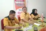 Amsal-Sampetondok-tengah-saat-memperkenalkan-Fetriany-kanan-sebagai-Bacaleg-DPRD-Sulsel.jpg