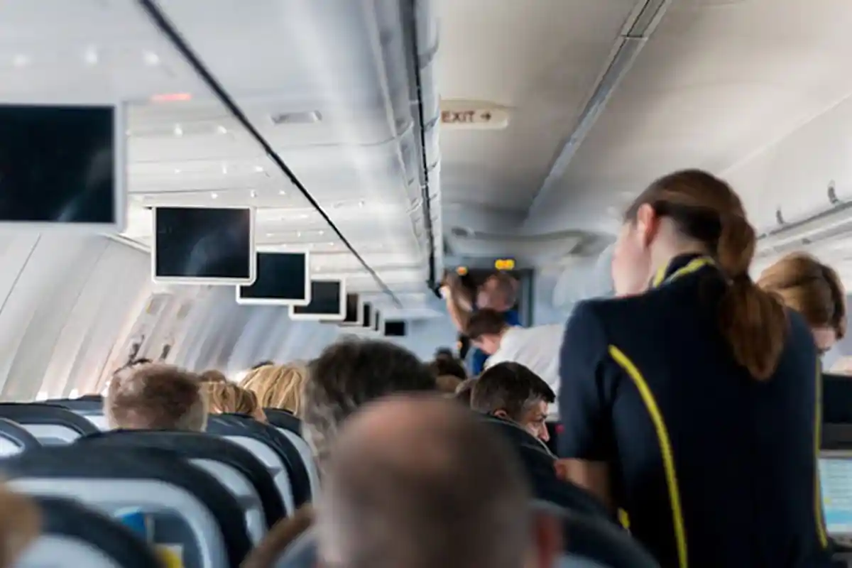 Pramugari Ini Dipecat karena Ketauan Berikan Layanan Plus-Plus di dalam Toilet Pesawat
