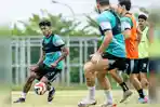 Arief-Catur-bek-sayap-Persebaya-saat-menjalani-latihan-tim-19112025.jpg