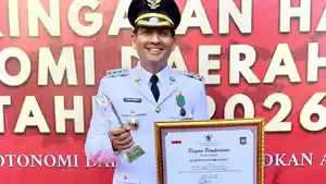 Bupati-Indramayu-Lucky-Hakim-menerima-penghargaan-atas-Prestasi-4.jpg
