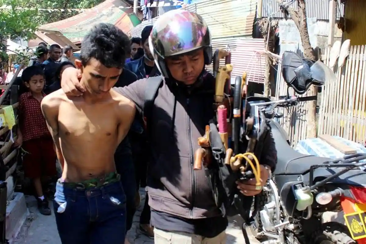 Ibu-Ibu Juga Diamankan Saat Polisi Gerebek Kampung Narkoba Makassar