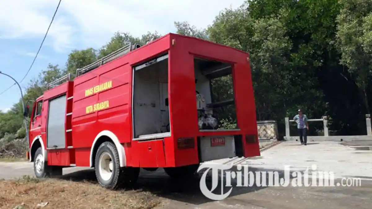 Netralisir Bau Gas Limbah Beracun, Mobil Pemadam Kebakaran Semprot Kali Rusunawa Romokalisari