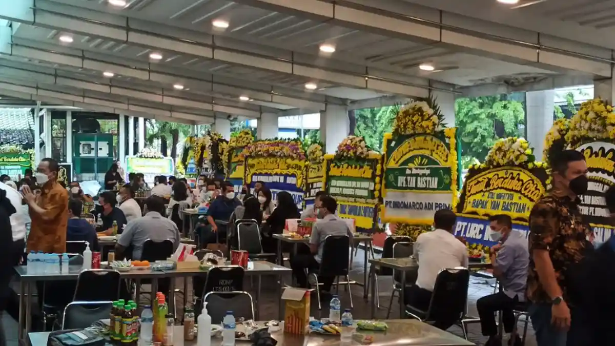 Pelayat dan Karangan Bunga Penuhi Rumah Duka Bos Indomaret