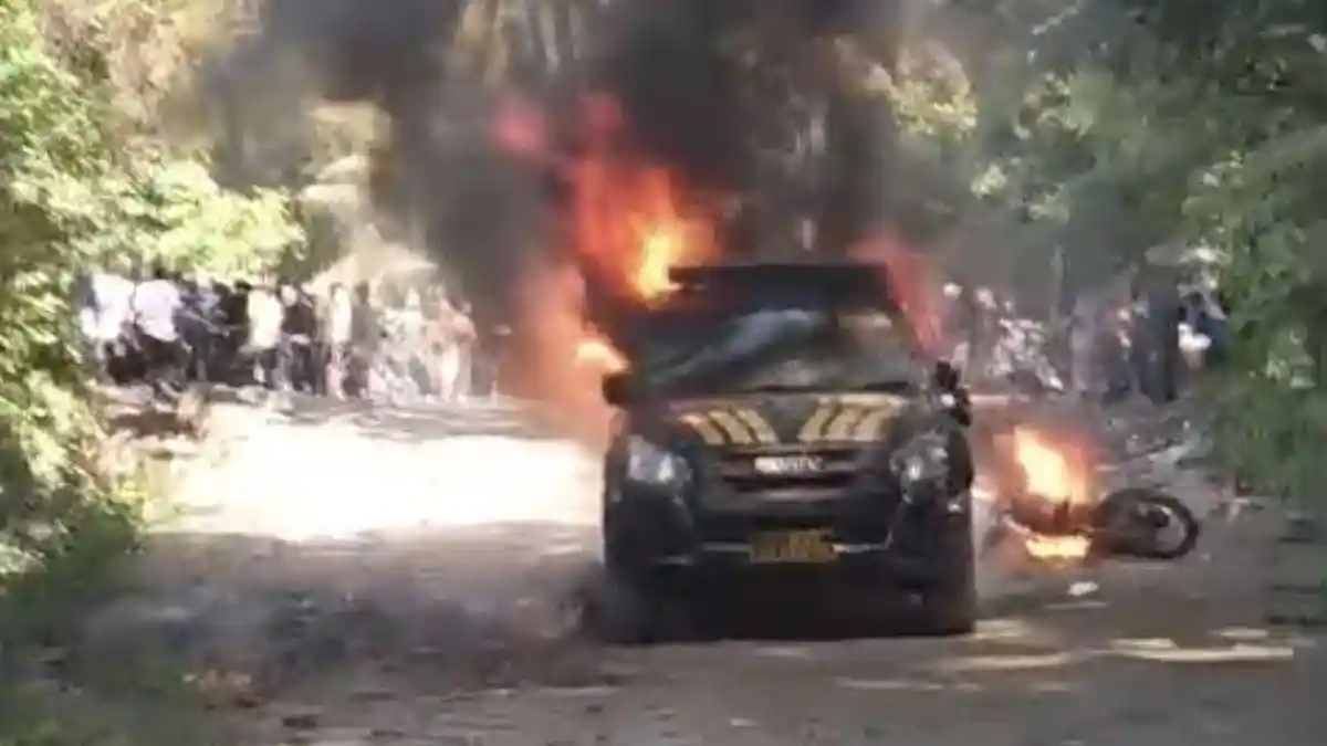 Bentrok Mencekam di Maluku, Mobil dan Motor Polisi Terbakar Dilempar Bom Molotov