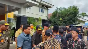 20240109-Warga-bersalaman-dengan-Pj-Bupati-Belitung-Yuspian-serta-Ketua-DPRD-Belitung-Ansori.jpg