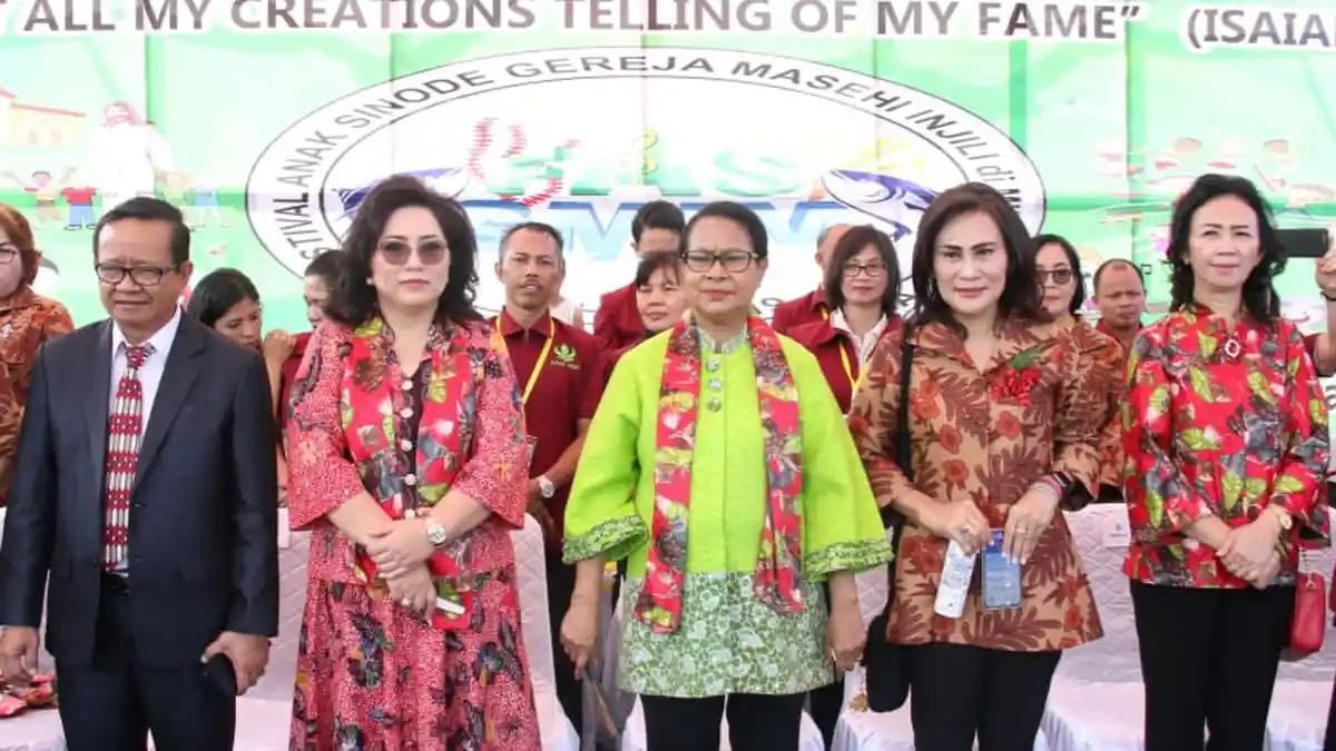 Rita Dondokambey Dampingi Menteri Yohana Buka Festival Anak GMIM