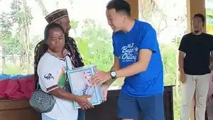 WISATAWAN-BANTU-WARGA.jpg