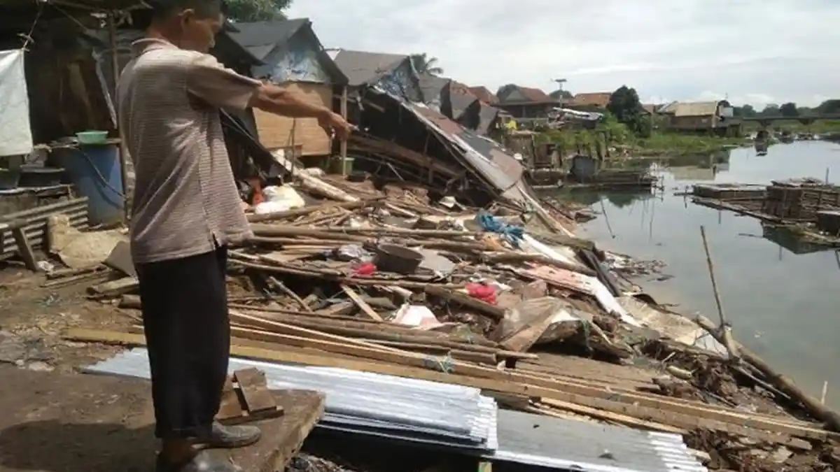 Turap Pasar Indralaya Roboh Setelah Hujan Deras Semalam, Lapak Pedagang Hancur
