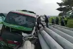 Kondisi-Bus-Restu-Panda-ringsek-usai-seruduk-truk-tronton-muatan-beton-paku-bumi.jpg
