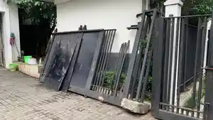 pagar-rumah-jk-ditabrak.jpg