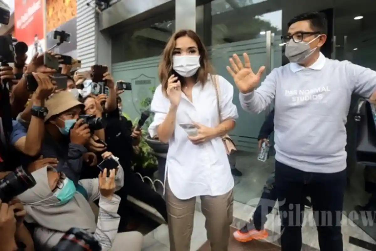 Gisel Pilih Bungkam Setelah Diperiksa 5 Jam di Polda, Pakar Ungkap 3 Kemungkinan, Ada Pertanda Stres
