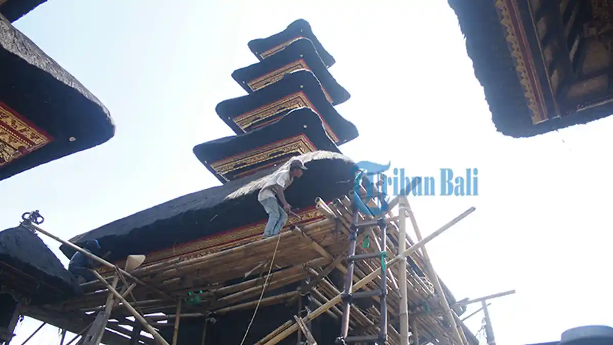 Proyek Perbaikan Meru Pura Watu Klotok Molor Sepekan