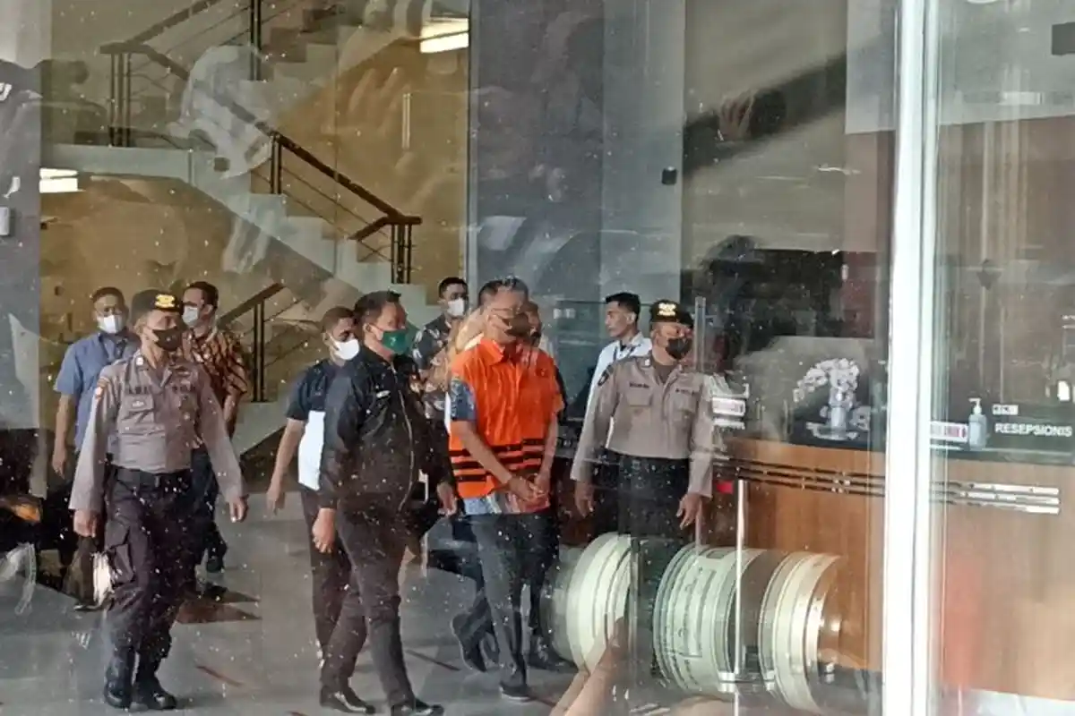 Usai Diperiksa, Rafael Alun Tampak Kenakan Rompi Tahanan KPK Dengan Tangan Diborgol