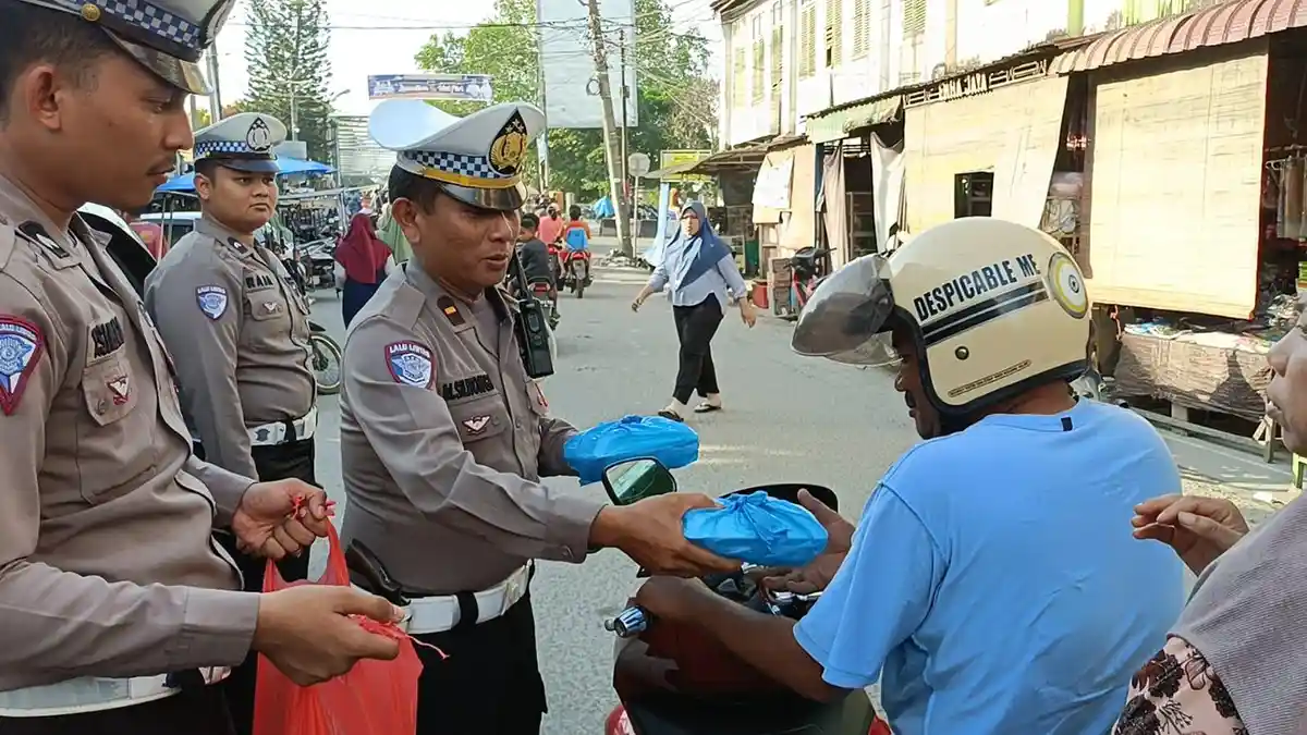 Satlantas Polres Tanjungbalai Berbagi Berkah Ramadaan, Bagi-bagi Takjil kepada Pengguna Jalan