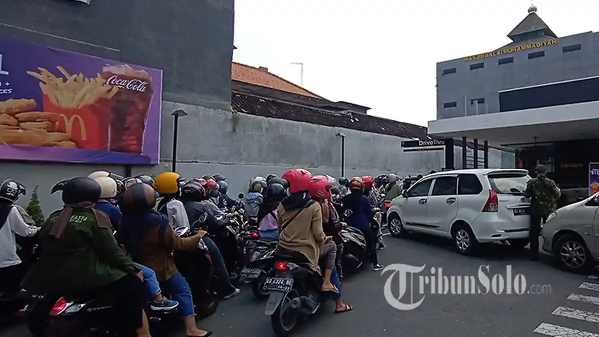 Sudah Antre Lama, Pengunjung McDonald's Solo Gigit Jari, Layanan Drive Thru Tutup: Ada Kerumunan