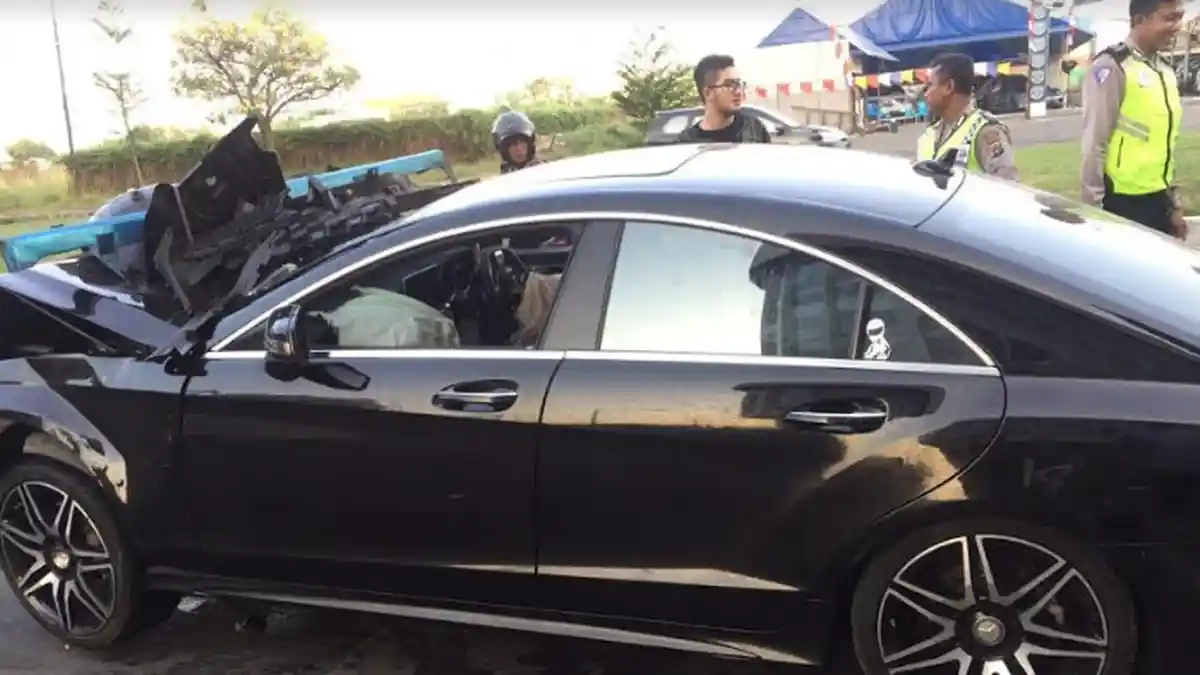 Mercy Seruduk Jazz di Sekitar Perumahan Mewah, Satu Mahasiswa Tewas Mengenaskan
