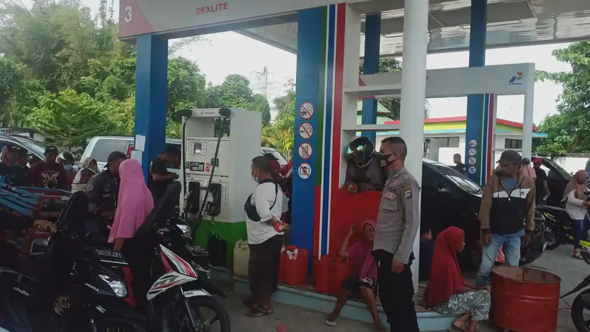 Polisi Kembali Tertibkan Antrean Jeriken di SPBU Batui Banggai
