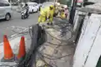 Petugas Bina Marga Memutus Kabel Jaringan Telepon