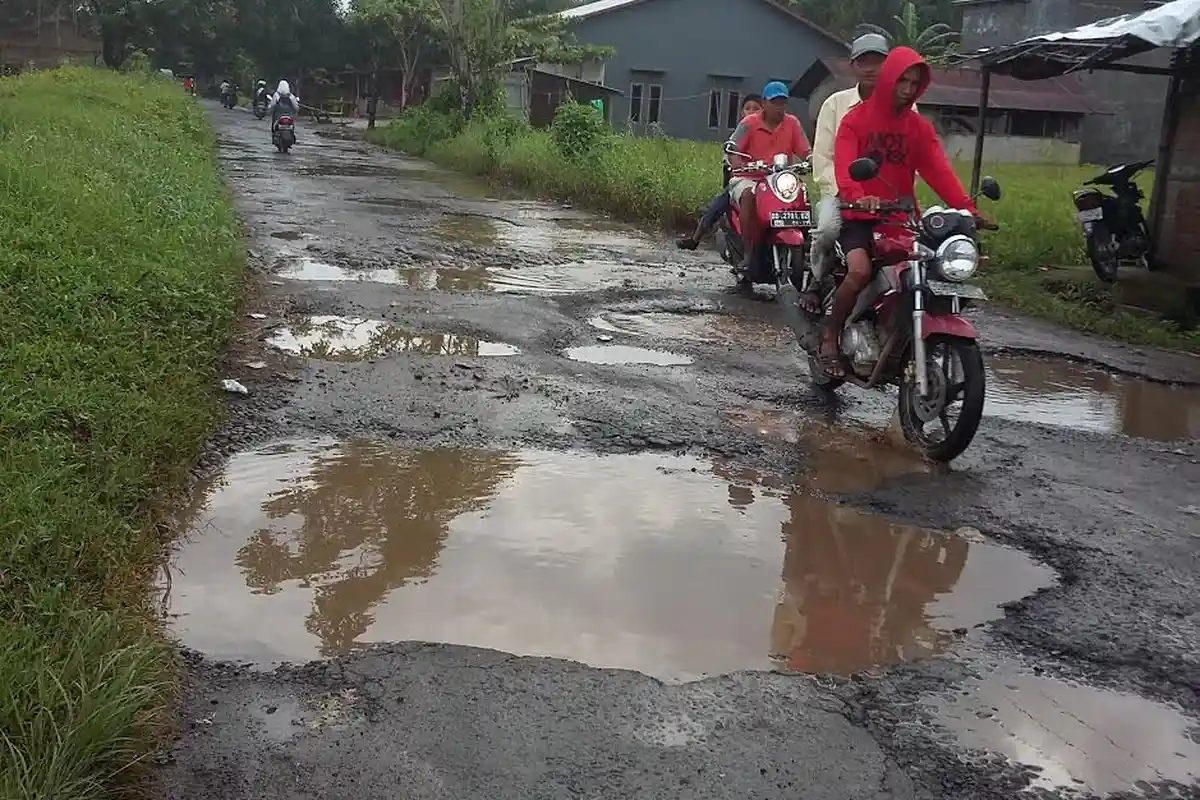 Jalan Desa Barembeng Bontonompo Rusak Parah, Lubangnya Dalam