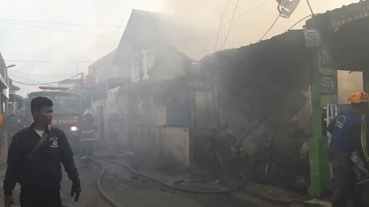 BREAKING NEWS, Kebakaran Melanda Bengkel, Toko Suvenir dan Salon di Jalan Sentral Cimahi