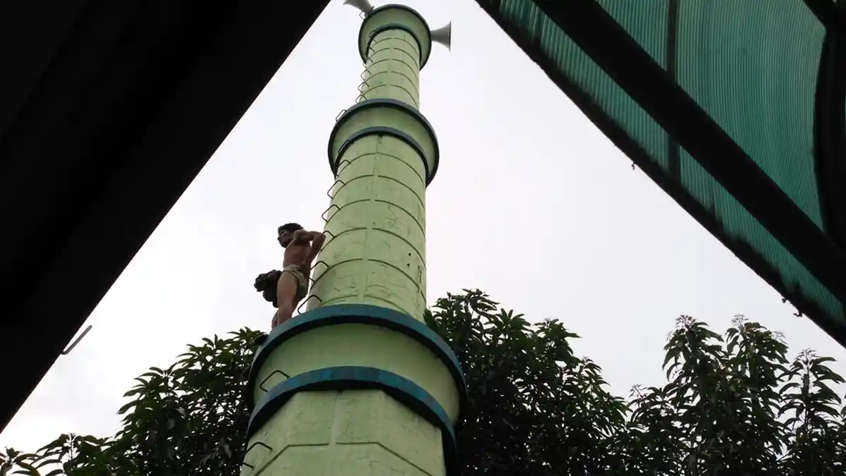 Diduga Stres, Pemuda Hendak Lompat dari Menara Masjid