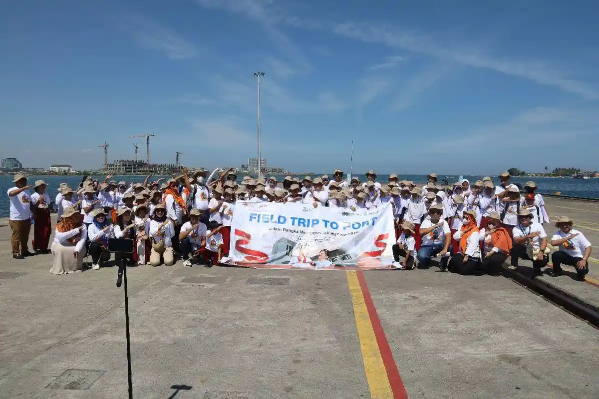 100 Siswa SD di Makassar Ikut Field Trip to Port, Diajak ke Petikemas Hingga Makassar New Port