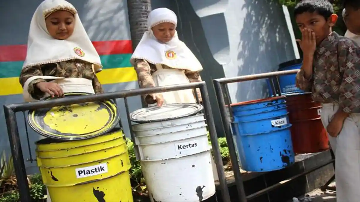 Tukar Sampah dengan Hadiah di Kebun Binatang Surabaya