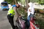 Polisi-tilang-pelajar-tidak-menggunakan-helm-dan-tidak-membawa-surat.jpg