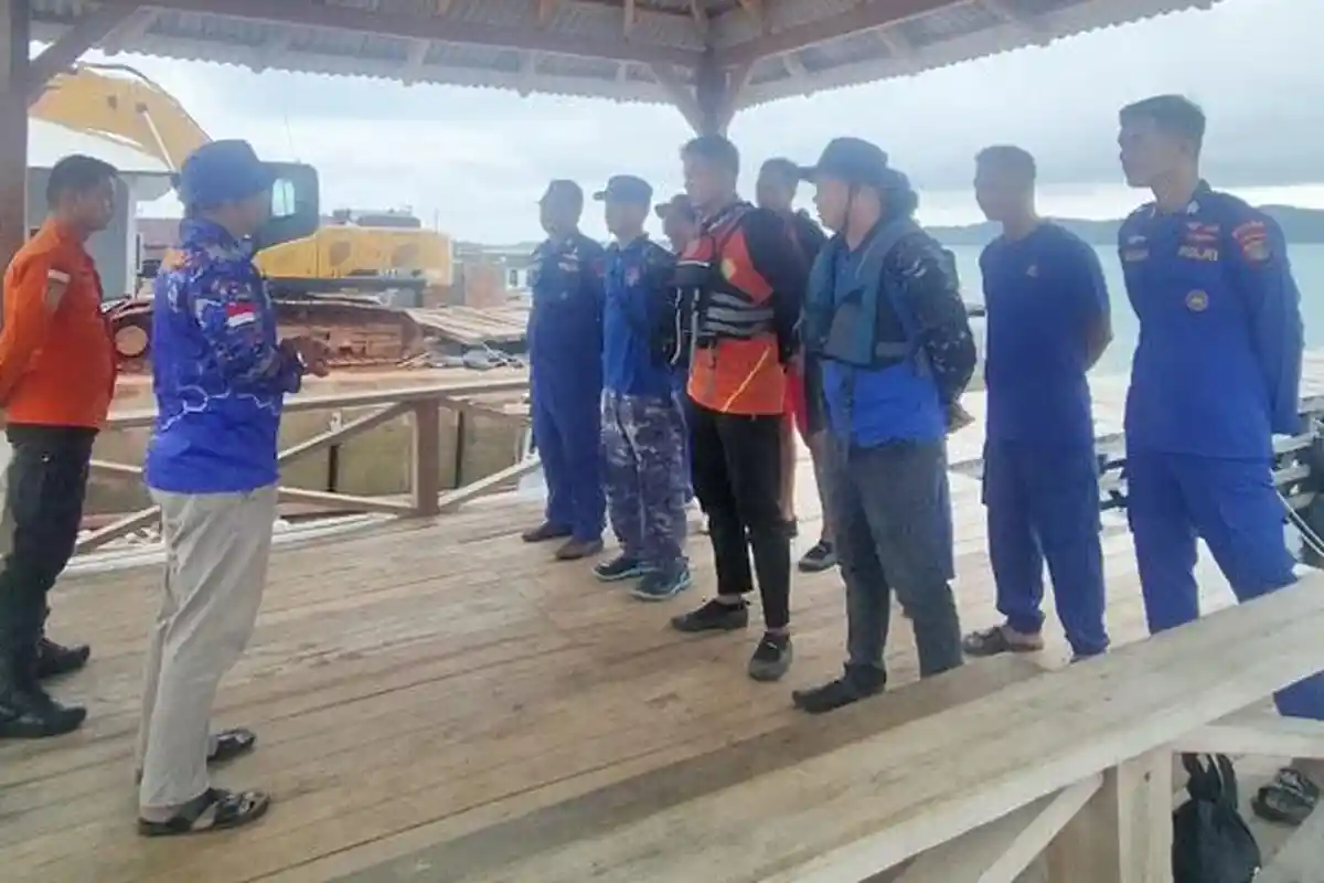 Lokasi Terakhir Penemuan Mayat Pakai Jas Hujan di Laut Sadai Bangka Selatan yang Dilaporkan Nelayan - 20240524-Tim-SAR-gabungan-saat-melakukan-operasi-pencarian-dugaan-2.jpg