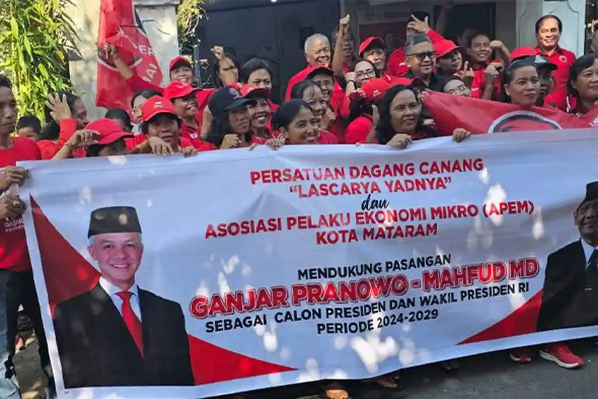 Pedagang Mikro Kota Mataram Sambut Sekjen PDIP Hasto, Deklarasi Dukungan ke Ganjar-Mahfud MD
