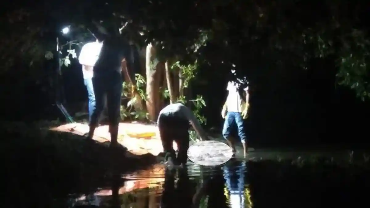 Sesosok Mayat Tergeletak di Parit Persawahan