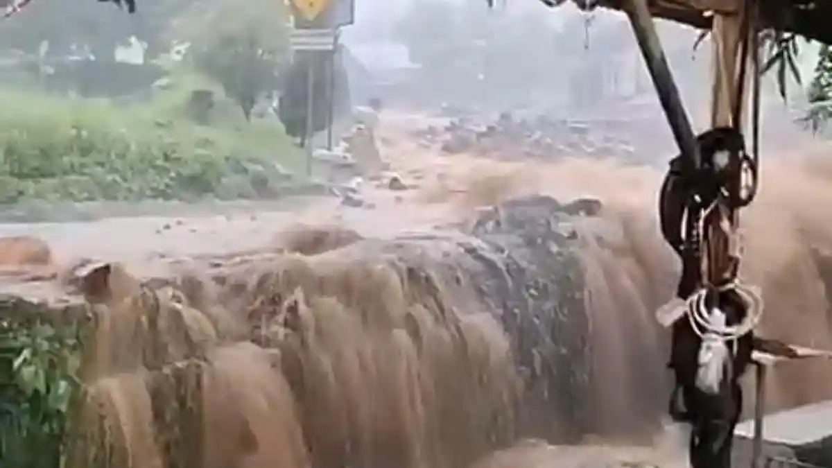 Banjir Landa Wilayah Selatan Karawang, Akses Jalan Terputus