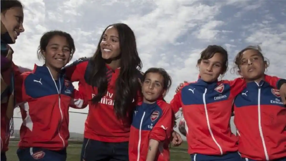 Alex Scott Main Bola dengan Anak-anak Irak