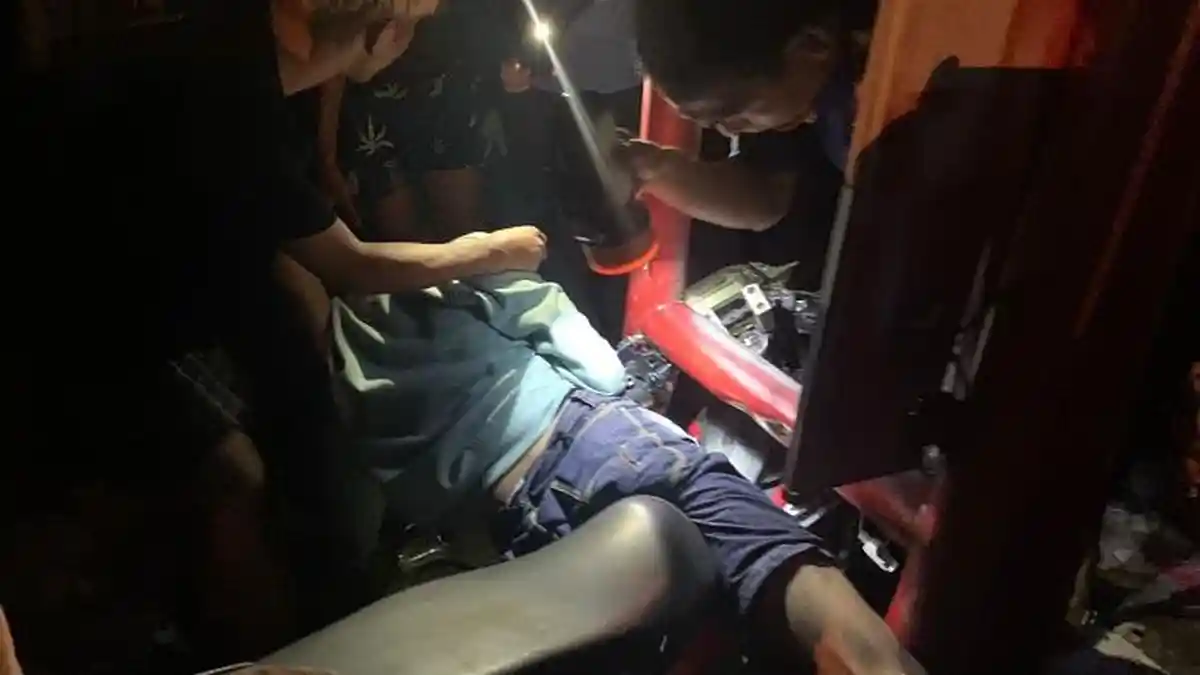 Seorang Pemotor Tersangkut Plang Besi Toko di Padang, Diduga Berkendara Kecepatan Tinggi