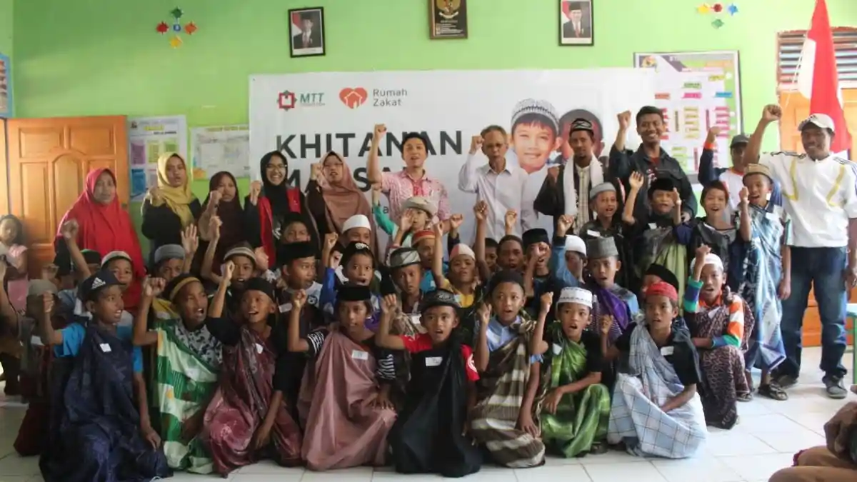 Gandeng Rumah Zakat, MTT Foundation Sunat Gratis Ratusan Anak dari 5 Pulau di Pangkep
