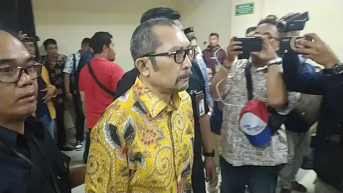 Mantan Wakil Ketua DPRD Jatim Sahat Tua Simandjuntak Divonis 9 Tahun ...