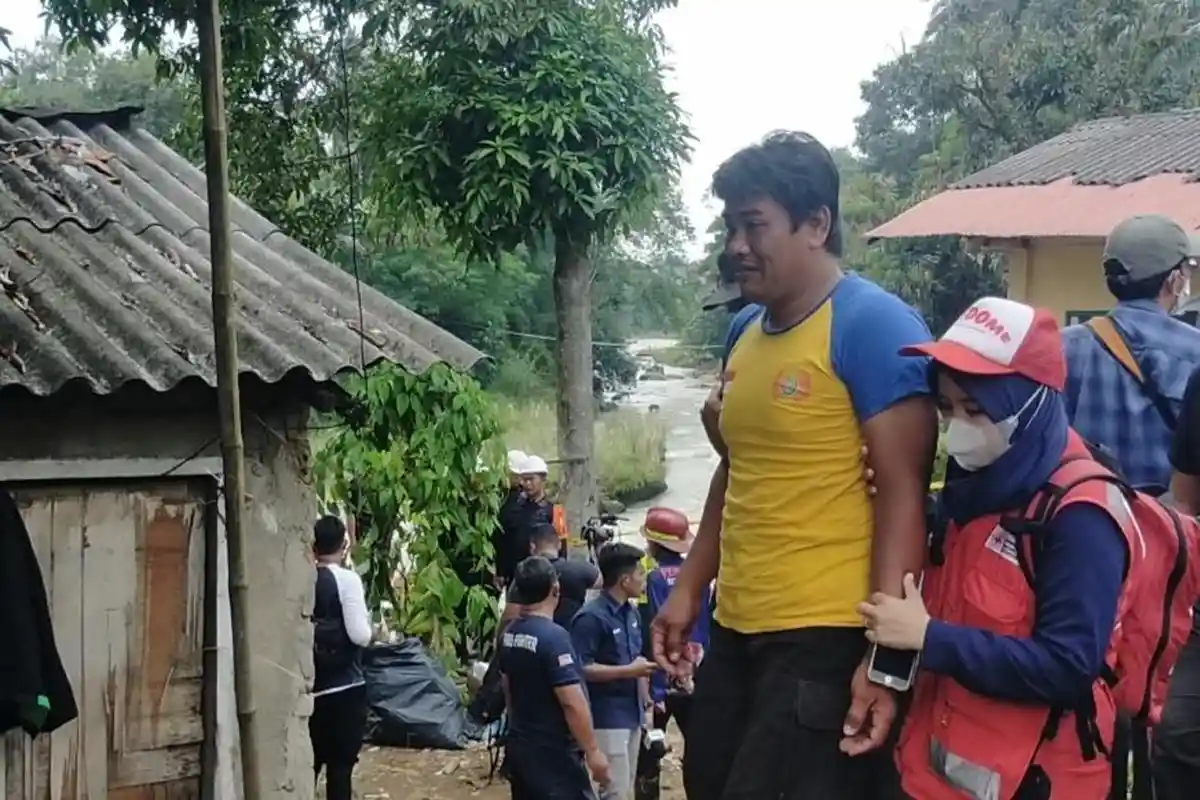 Nenek & Cucu Korban Longsor Sirna Sari Bogor Ditemukan, Pria Baju Kuning Jadi Sorotan, Terus Terisak