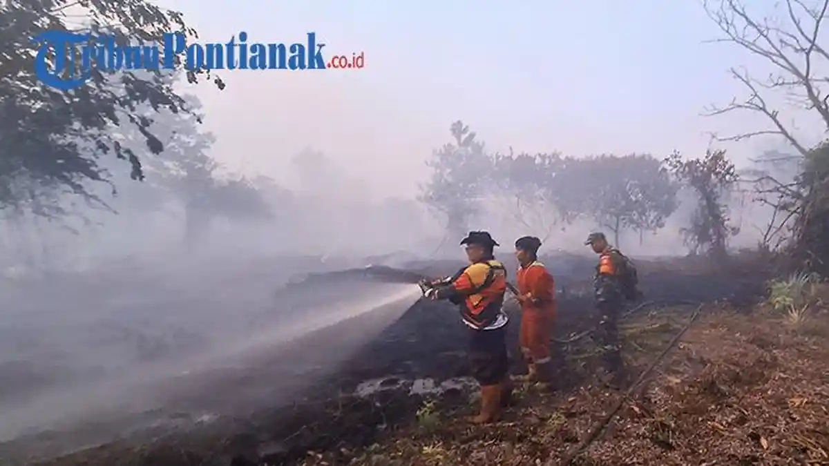 Kapolres Kubu Raya Turun Langsung Padamkan Karhutla di Desa Sungai Raya Dalam