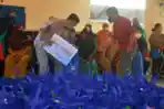 Pembagian Sembako Untuk Ratusan MBR di Surabaya