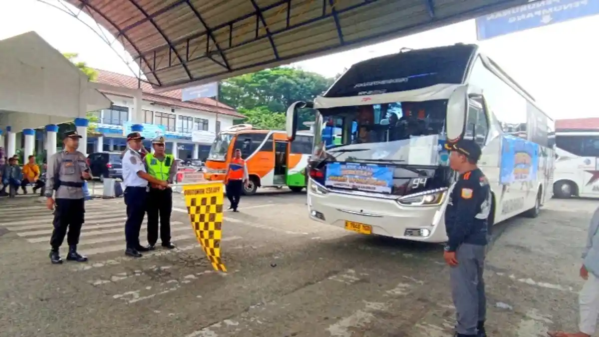 Sembilan Bus Angkut Pemudik Balik Ke Jakarta dari Terminal Mendolo Wonosobo