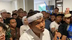 Seorang-kakek-kakek-tiba-tiba-menyerobot-wartawan-saat-sesi-wawancara-dengan-KDM.jpg