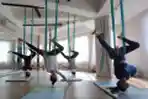 Melihat Gerakan Yoga Udara